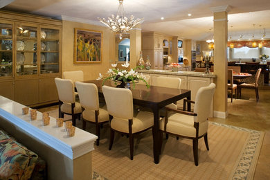 Idee per una sala da pranzo aperta verso la cucina classica con pareti gialle e pavimento in marmo