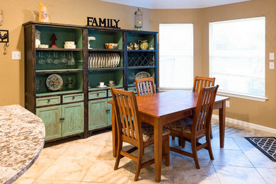 На фото: кухня-столовая среднего размера в стиле кантри с коричневыми стенами, полом из керамической плитки и бежевым полом без камина