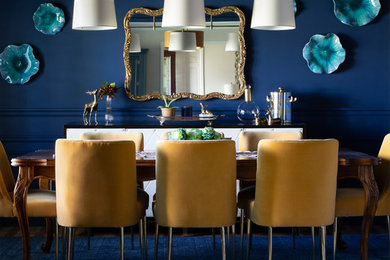 Modelo de comedor abierto con paredes azules y suelo de madera en tonos medios
