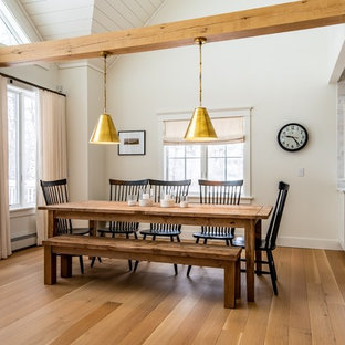 Diseño de comedor de cocina de estilo de casa de campo, extra grande, con paredes blancas, suelo de madera en tonos medios y suelo marrón