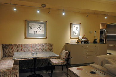 Ispirazione per una sala da pranzo minimalista con pareti gialle, parquet chiaro e pavimento grigio