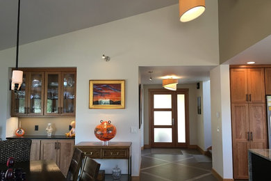 デンバーにある高級な中くらいなエクレクティックスタイルのおしゃれなダイニングキッチン (磁器タイルの床、標準型暖炉、漆喰の暖炉まわり) の写真