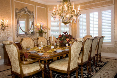 Idée de décoration pour une salle à manger ouverte sur la cuisine victorienne de taille moyenne avec un mur jaune, parquet clair, aucune cheminée et un sol beige.