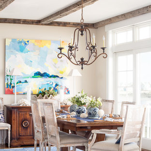 Inspiration för maritima matplatser, med beige väggar och mellanmörkt trägolv