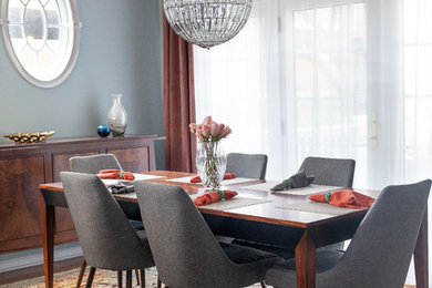 Стильный дизайн: столовая в стиле неоклассика (современная классика) с синими стенами, паркетным полом среднего тона и коричневым полом - последний тренд