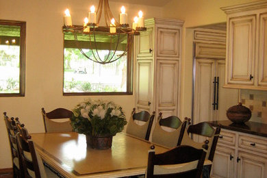 Immagine di una sala da pranzo tradizionale