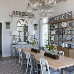 Diseño de comedor marinero, sin chimenea, con paredes grises y suelo de madera oscura