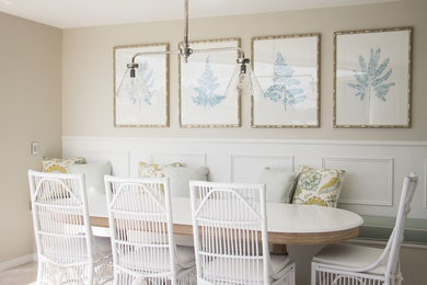 Idee per una sala da pranzo stile marino con pareti beige