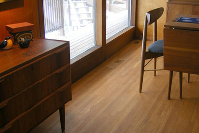 Aménagement d'une salle à manger rétro de taille moyenne et fermée avec un sol en bois brun, aucune cheminée, un mur marron et un sol marron.