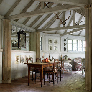 Foto di una grande sala da pranzo stile rurale con pavimento in mattoni e pareti beige