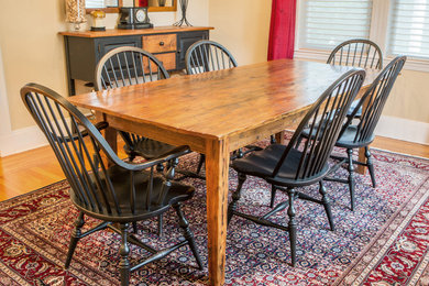 Imagen de comedor de estilo de casa de campo de tamaño medio cerrado sin chimenea con paredes beige, suelo de madera clara y suelo beige