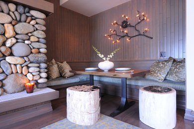Modelo de comedor rústico con paredes marrones y suelo de madera en tonos medios