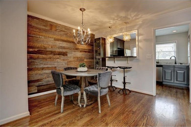 Mittelgroße Urige Wohnküche ohne Kamin mit weißer Wandfarbe und braunem Holzboden in Atlanta