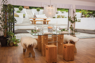 Foto de comedor de cocina minimalista de tamaño medio sin chimenea con paredes blancas y suelo de madera en tonos medios