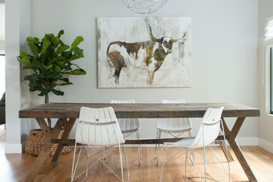 Ispirazione per una sala da pranzo contemporanea con pareti grigie e parquet chiaro