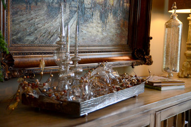 Foto de comedor clásico de tamaño medio cerrado con paredes beige y suelo de madera en tonos medios