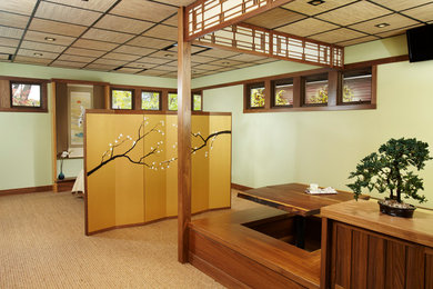 Immagine di una sala da pranzo aperta verso la cucina etnica di medie dimensioni con pareti verdi, moquette e nessun camino