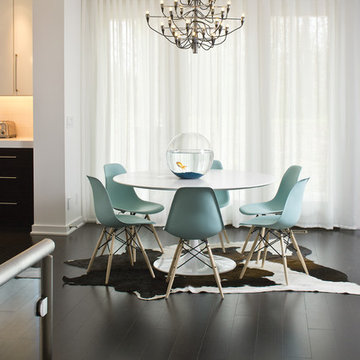 Saarinen table and chairs.