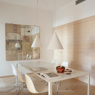 Ispirazione per una sala da pranzo design di medie dimensioni con pareti bianche e parquet chiaro