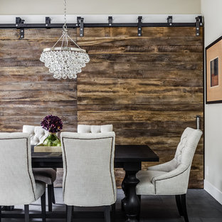 Cette image montre une salle à manger chalet fermée avec un mur beige, aucune cheminée et un sol en ardoise.