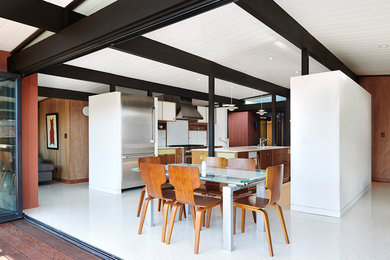 Immagine di una piccola sala da pranzo aperta verso la cucina moderna con pareti rosse, pavimento in vinile, nessun camino e pavimento bianco