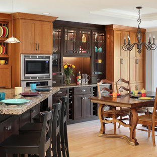 Idee per una sala da pranzo aperta verso la cucina stile americano di medie dimensioni con parquet chiaro