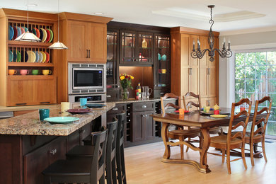 Diseño de comedor de cocina de estilo americano de tamaño medio con suelo de madera clara