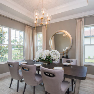 Cette photo montre une salle à manger chic fermée avec un mur beige, un sol en bois brun, aucune cheminée, un sol marron, un plafond voûté et un plafond en papier peint.