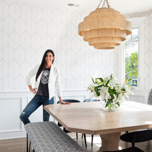 Idee per una sala da pranzo aperta verso la cucina stile marinaro di medie dimensioni con pareti bianche, parquet chiaro, pavimento marrone e carta da parati