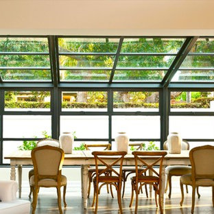 Foto di una sala da pranzo mediterranea con pareti bianche