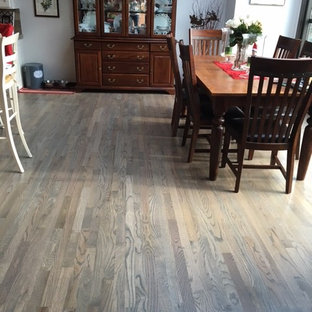 Foto di una piccola sala da pranzo tradizionale con pareti bianche e parquet chiaro