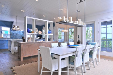 Diseño de comedor de cocina costero de tamaño medio sin chimenea con paredes azules, suelo de madera clara y suelo marrón