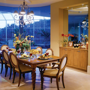 Idee per una grande sala da pranzo aperta verso la cucina mediterranea con pareti beige, pavimento in travertino e nessun camino