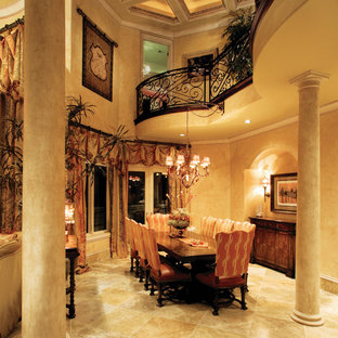 Ispirazione per un'ampia sala da pranzo mediterranea chiusa con pareti beige, pavimento in travertino e nessun camino