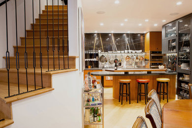 Réalisation d'une salle à manger ouverte sur la cuisine minimaliste de taille moyenne avec un mur blanc, parquet clair et aucune cheminée.
