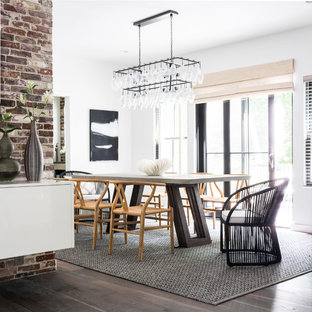 Immagine di una sala da pranzo stile rurale con pareti bianche e parquet scuro