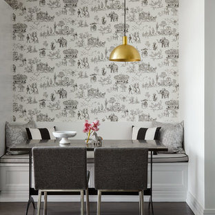 Inspiration för en mellanstor vintage matplats, med flerfärgade väggar, mörkt trägolv och brunt golv