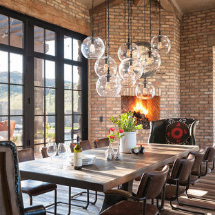 Inspiration pour une grand salle à manger rustique avec un sol en bois brun et une cheminée d'angle.