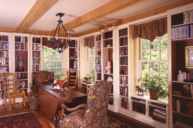 Immagine di una sala da pranzo mediterranea chiusa e di medie dimensioni con pavimento in legno massello medio