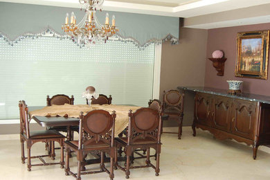 Immagine di una sala da pranzo classica chiusa e di medie dimensioni con nessun camino, pareti marroni e pavimento in marmo