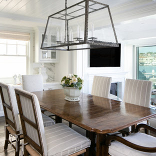 Idée de décoration pour une salle à manger marine avec un mur blanc, un sol en bois foncé, un sol marron, un plafond en lambris de bois et un plafond décaissé.