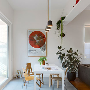 Foto di una piccola sala da pranzo aperta verso la cucina scandinava con pareti bianche, pavimento in linoleum e nessun camino