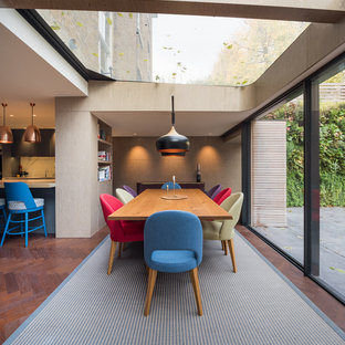 Ejemplo de comedor de cocina contemporáneo, de tamaño medio, con suelo de madera oscura, suelo marrón y paredes beige