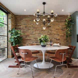 Ispirazione per una sala da pranzo aperta verso la cucina design di medie dimensioni con parquet chiaro, pavimento bianco, pareti multicolore e nessun camino