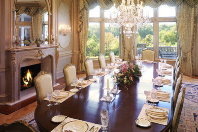 Ispirazione per una grande sala da pranzo classica con pareti beige