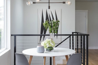 Esempio di una piccola sala da pranzo aperta verso la cucina classica con pareti grigie e pavimento in legno massello medio