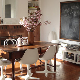 Imagen de comedor romántico con paredes blancas y suelo de madera oscura