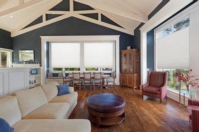 Esempio di una sala da pranzo aperta verso il soggiorno country di medie dimensioni con pareti blu, pavimento in legno massello medio e pavimento marrone