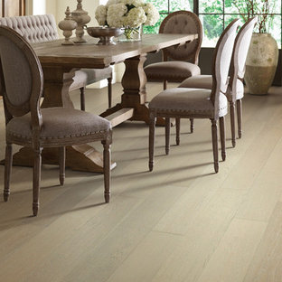 Idee per una grande sala da pranzo country chiusa con pareti beige, parquet chiaro, nessun camino e pavimento beige