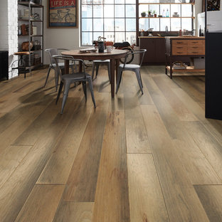 Foto di una sala da pranzo aperta verso il soggiorno industriale di medie dimensioni con pareti bianche, parquet scuro, nessun camino e pavimento marrone